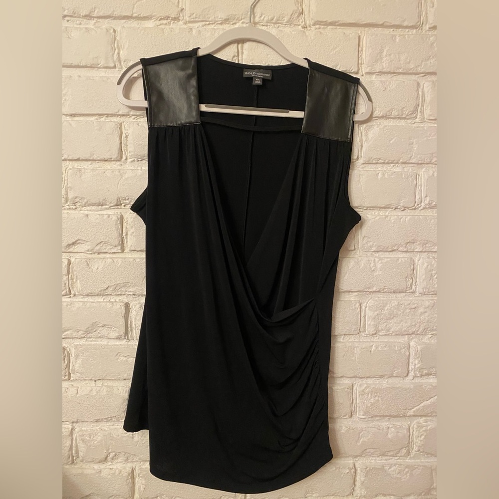 Like new XXL bold elements plus size fancy top with ruched stomach - stretchy